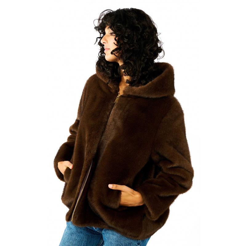 Comment porter un manteau en fausse fourrure avec style Wild Wild