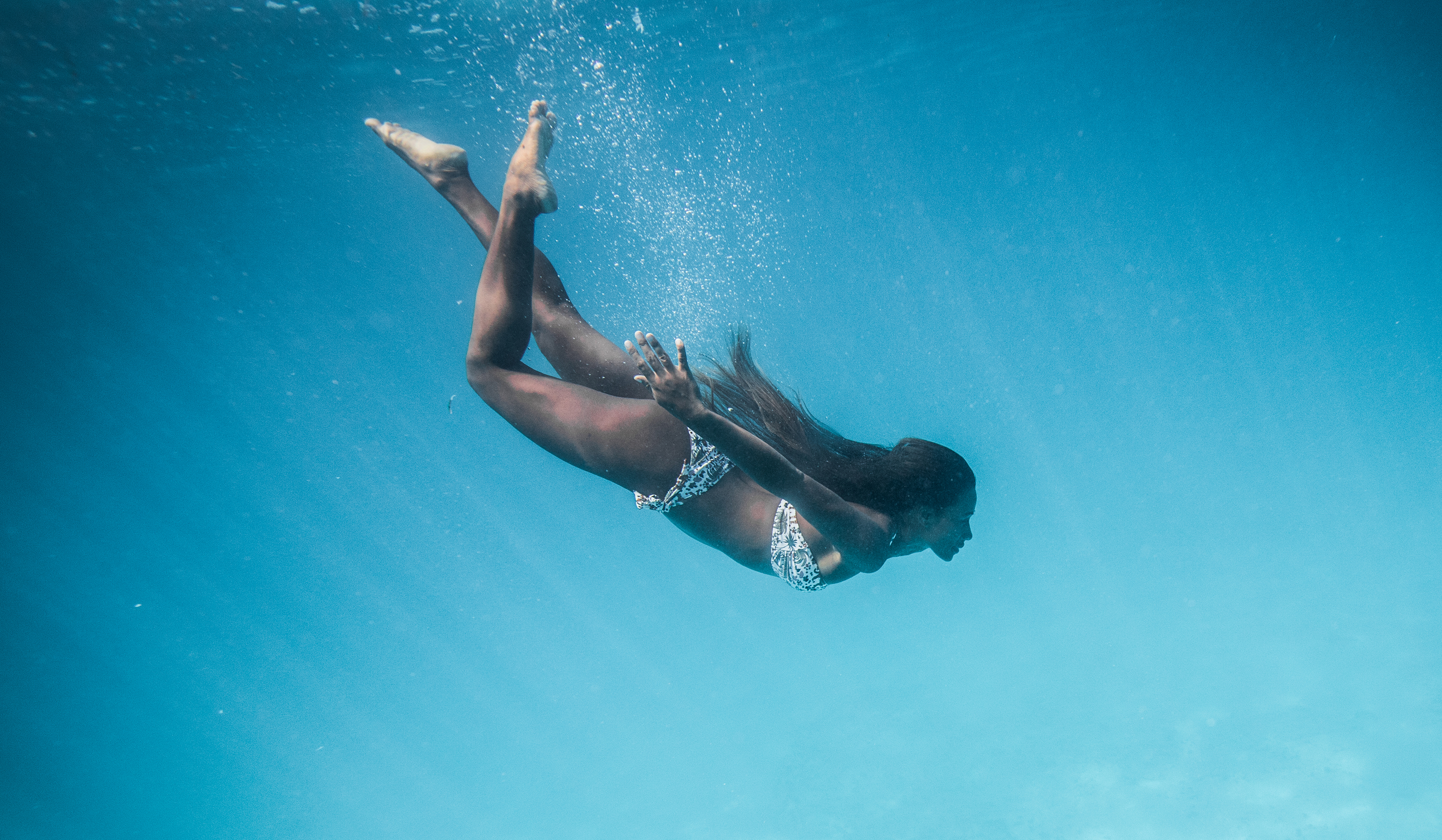Mannequin wild faisant du snorkeling